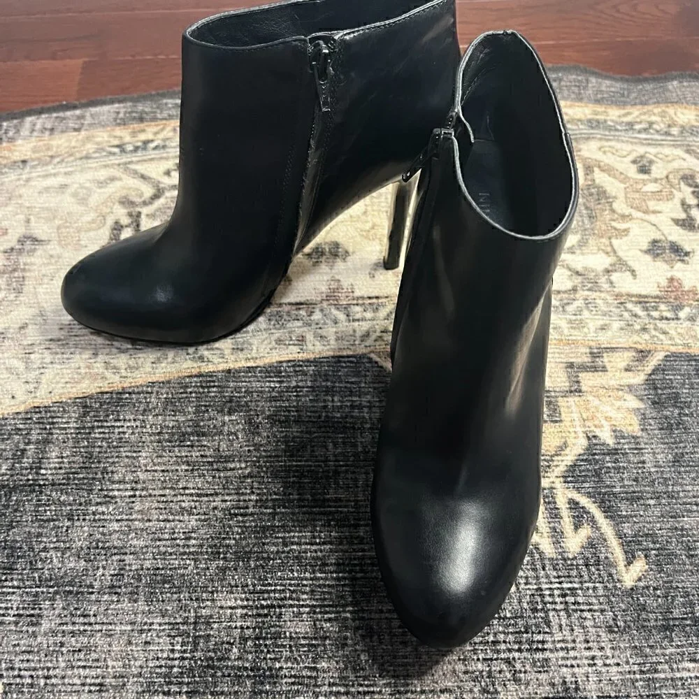 Nine West Round Toe Black Booties Size 8.5 EUC